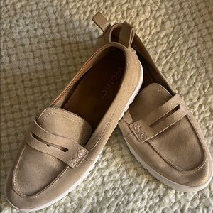 Vionic Women's Cream Loafers